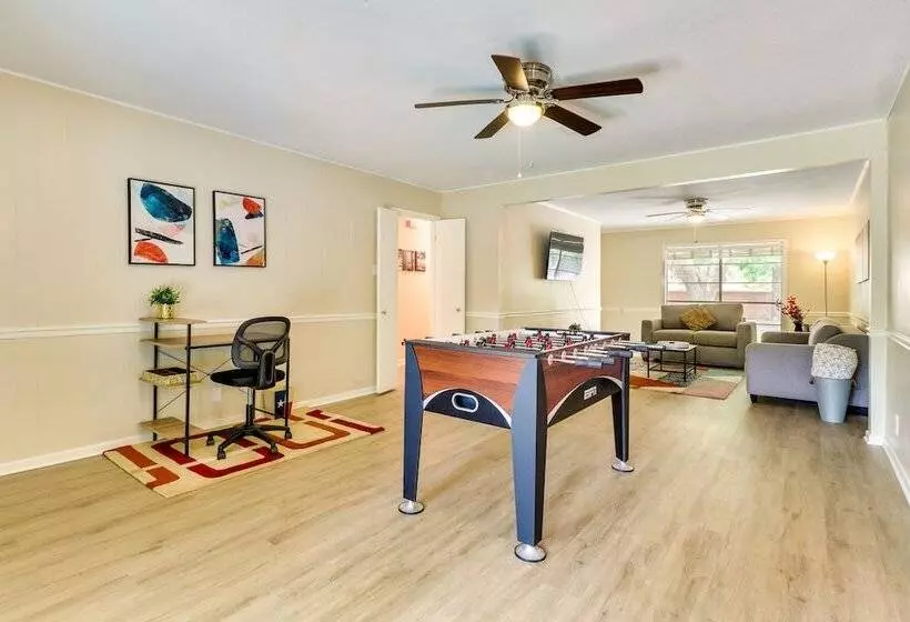 Fire Pit & Foosball Table: Private Temple Home!