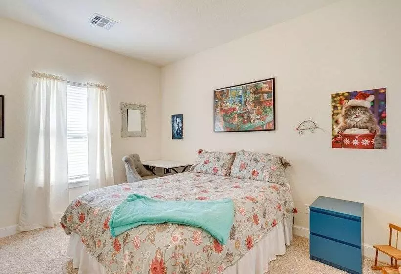 Quaint Noble Home: 6 Mi To University Of Oklahoma!