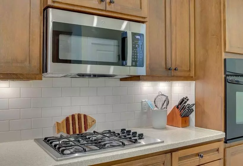 Quaint Noble Home: 6 Mi To University Of Oklahoma!