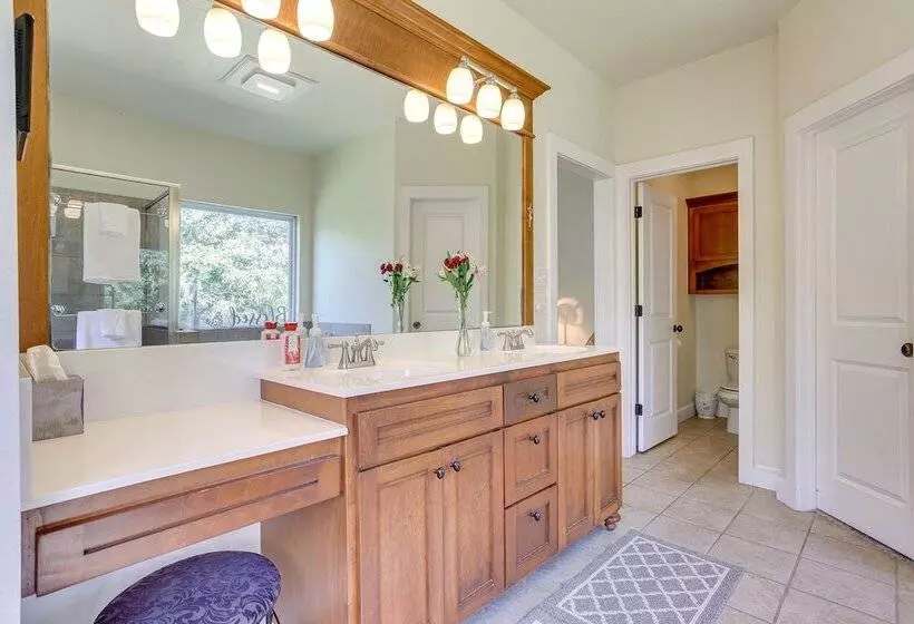 Quaint Noble Home: 6 Mi To University Of Oklahoma!