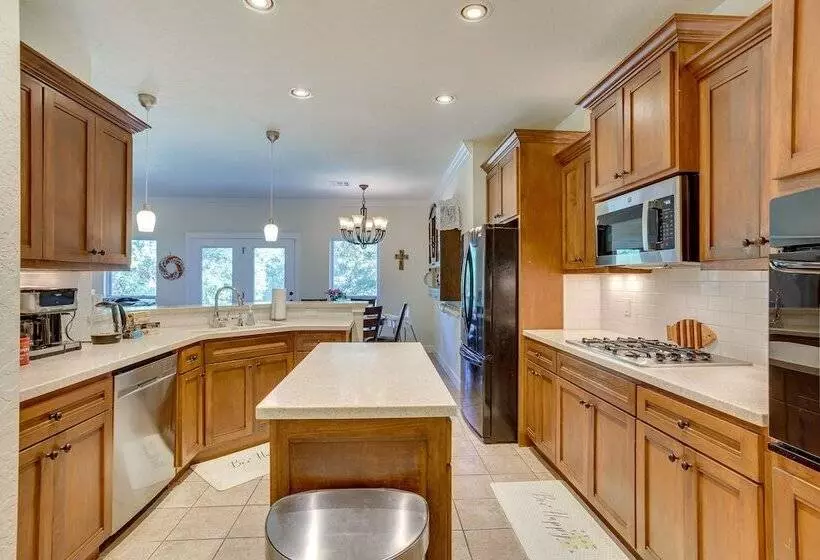 Quaint Noble Home: 6 Mi To University Of Oklahoma!