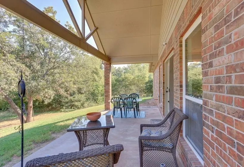 Quaint Noble Home: 6 Mi To University Of Oklahoma!