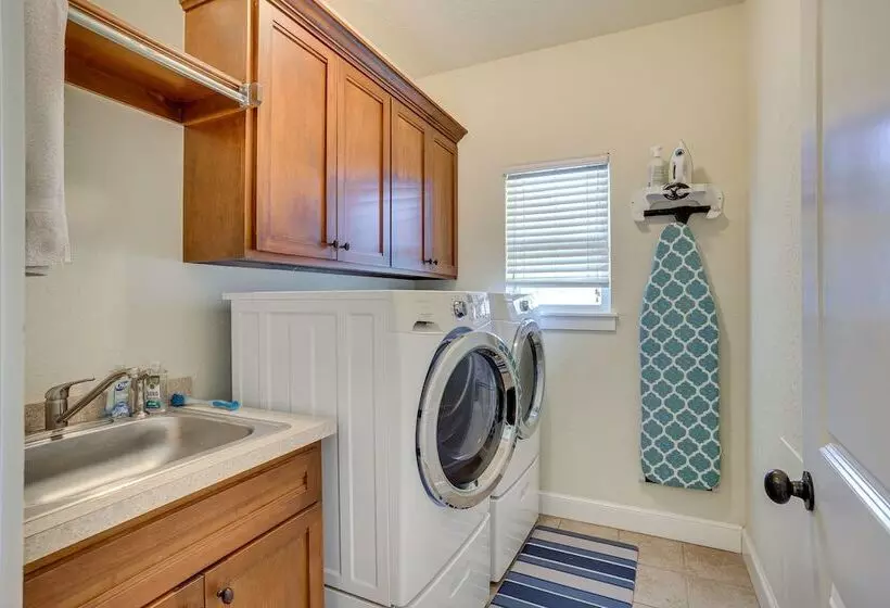 Quaint Noble Home: 6 Mi To University Of Oklahoma!