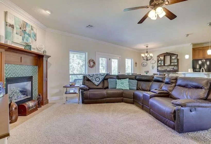 Quaint Noble Home: 6 Mi To University Of Oklahoma!