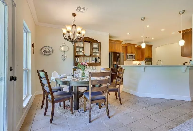 Quaint Noble Home: 6 Mi To University Of Oklahoma!