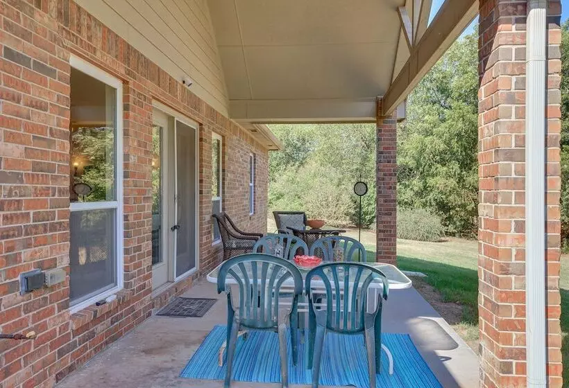 Quaint Noble Home: 6 Mi To University Of Oklahoma!