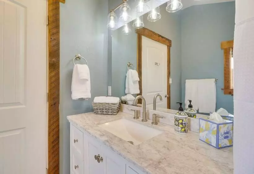 Remodeled Kalispell Farmhouse W/ Mountain Views