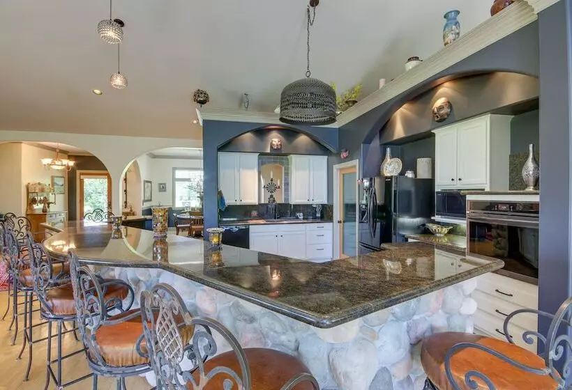 Riverfront Livingston House In Paradise Valley!