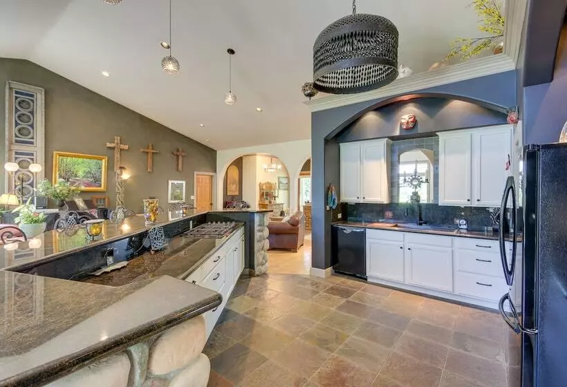 Riverfront Livingston House In Paradise Valley!