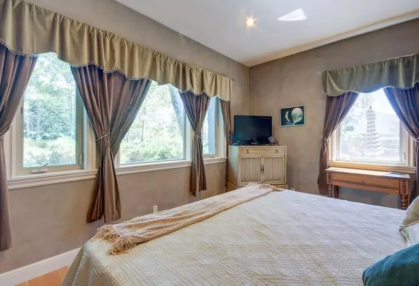 Riverfront Livingston House In Paradise Valley!
