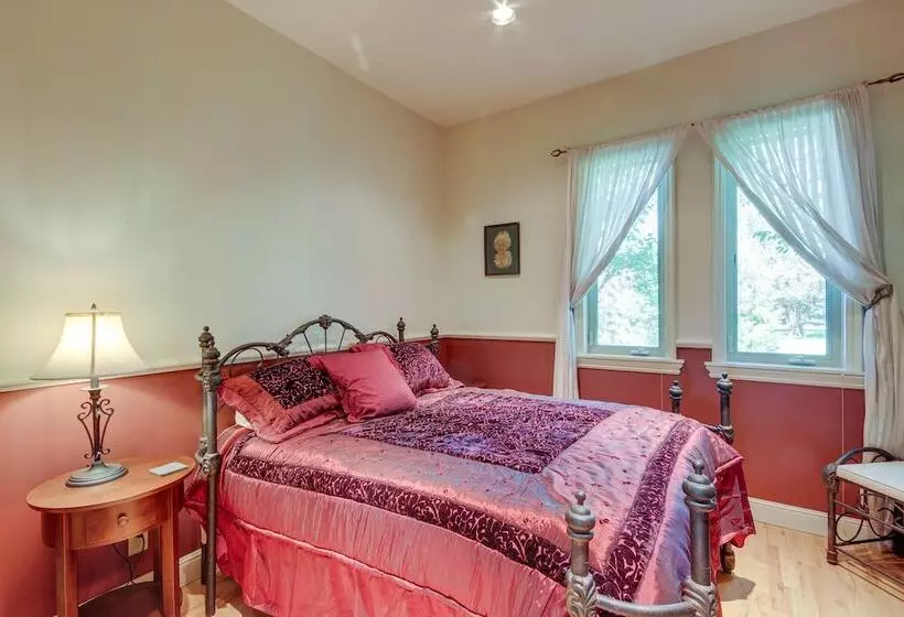 Riverfront Livingston House In Paradise Valley!