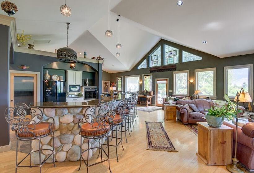 Riverfront Livingston House In Paradise Valley!