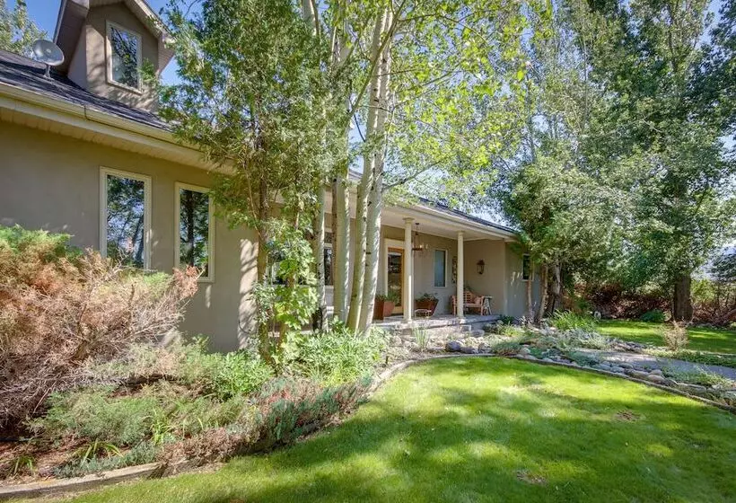 Riverfront Livingston House In Paradise Valley!