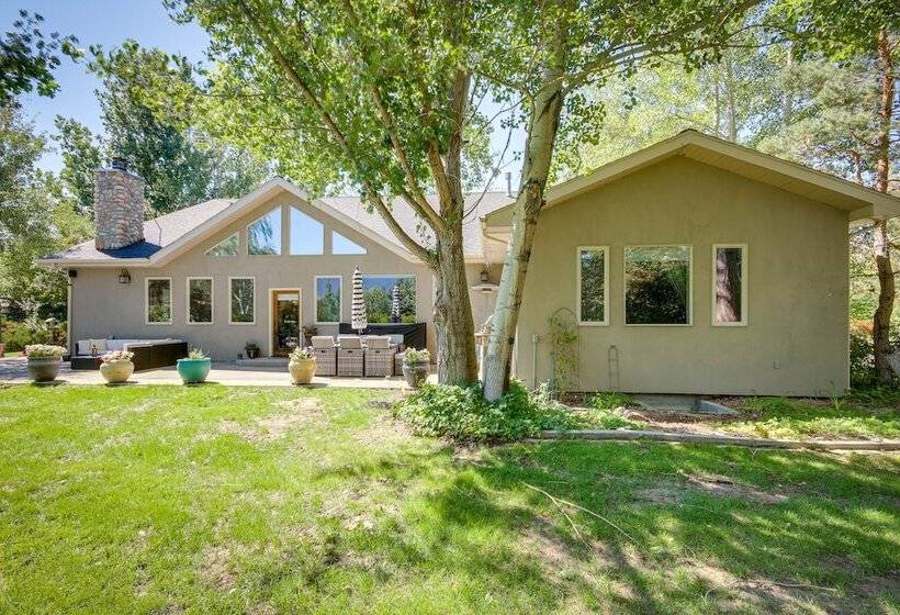 Riverfront Livingston House In Paradise Valley!