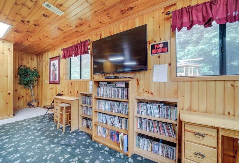Pet Friendly Creekside Cabin W/ Pool Access!