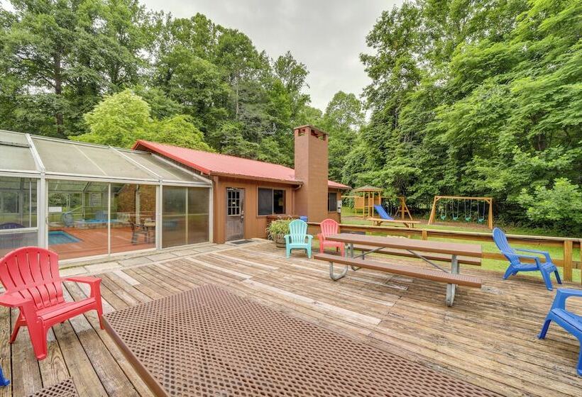 Pet Friendly Creekside Cabin W/ Pool Access!