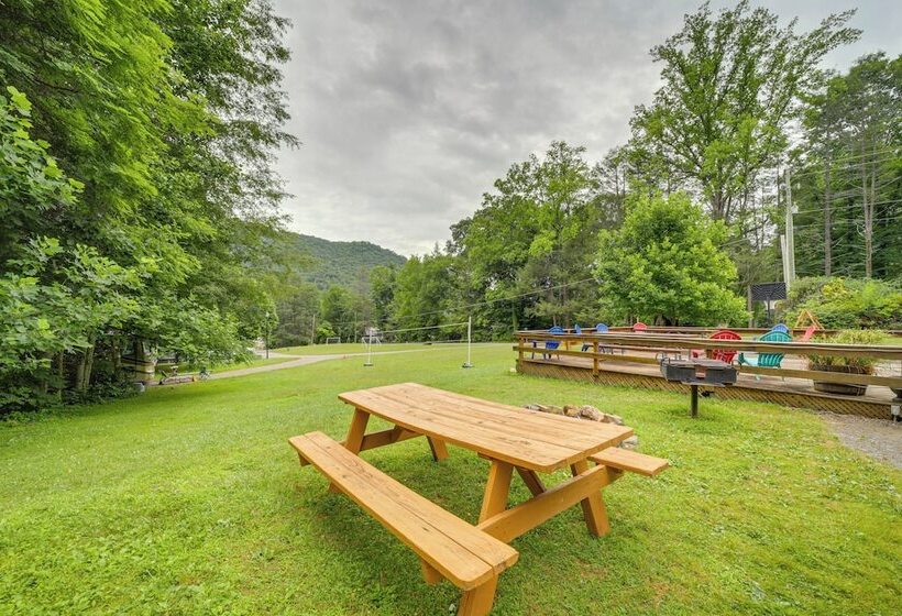 Pet Friendly Creekside Cabin W/ Pool Access!