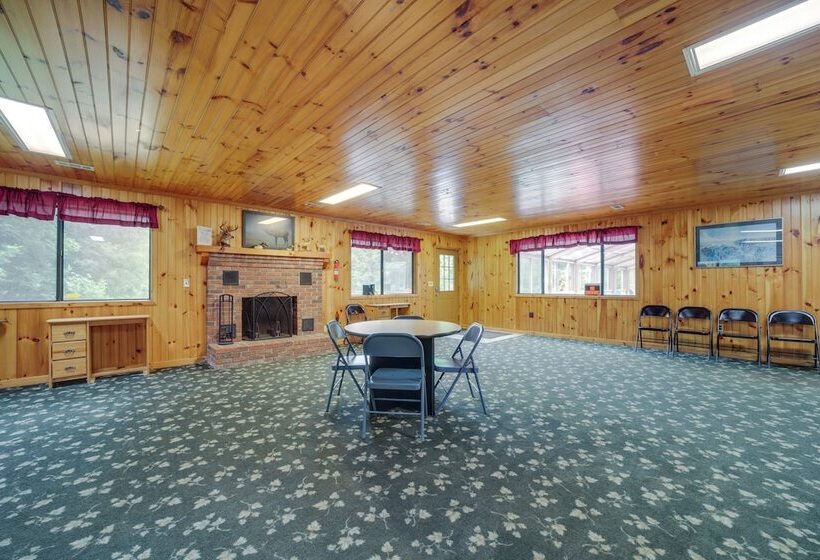 Pet Friendly Creekside Cabin W/ Pool Access!