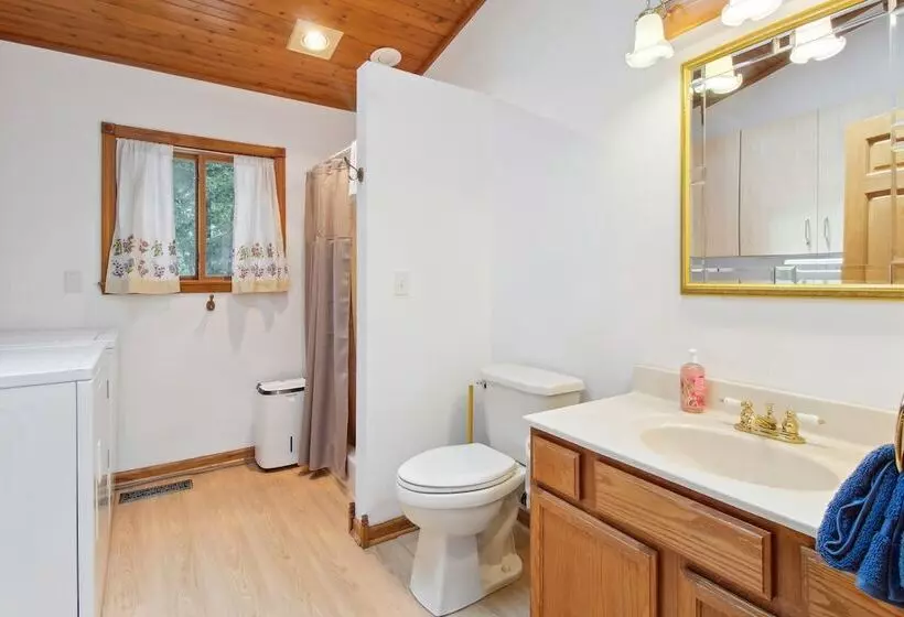 Serene Yellville Retreat W/ Hot Tub On 85 Acres