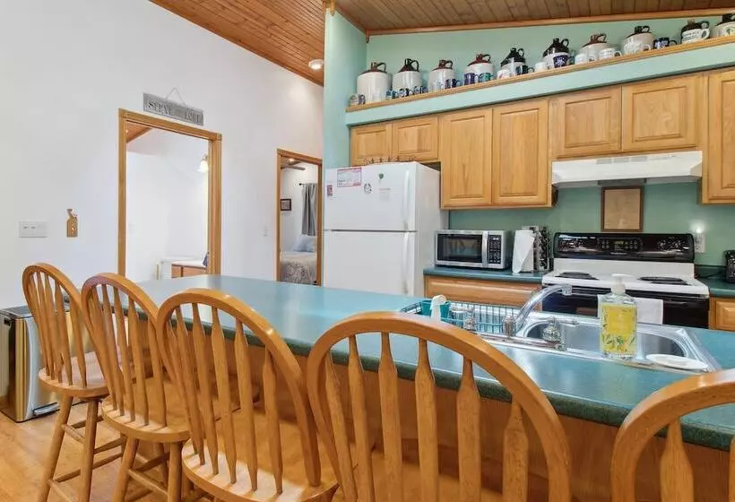 Serene Yellville Retreat W/ Hot Tub On 85 Acres