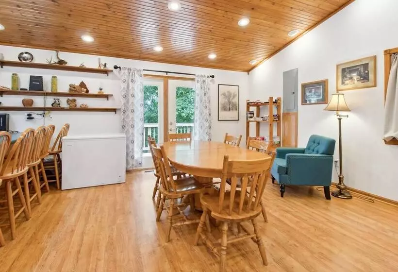 Serene Yellville Retreat W/ Hot Tub On 85 Acres