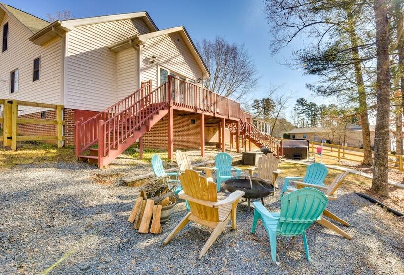 South Carolina Retreat W/ Fireplace & Lake Access!