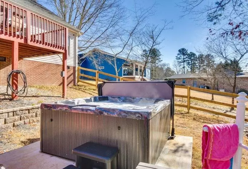 South Carolina Retreat W/ Fireplace & Lake Access!