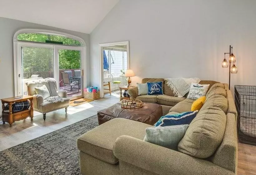 South Carolina Retreat W/ Fireplace & Lake Access!