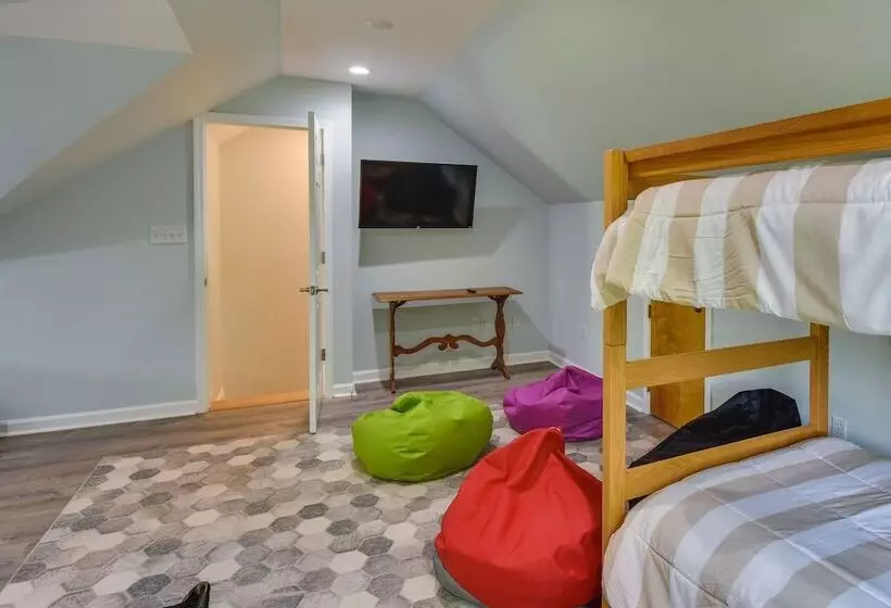 South Carolina Retreat W/ Fireplace & Lake Access!