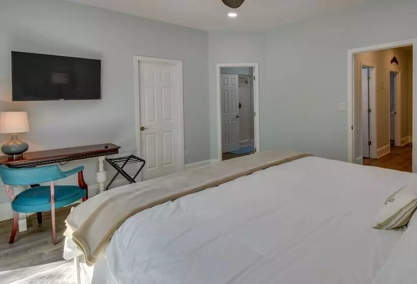 South Carolina Retreat W/ Fireplace & Lake Access!