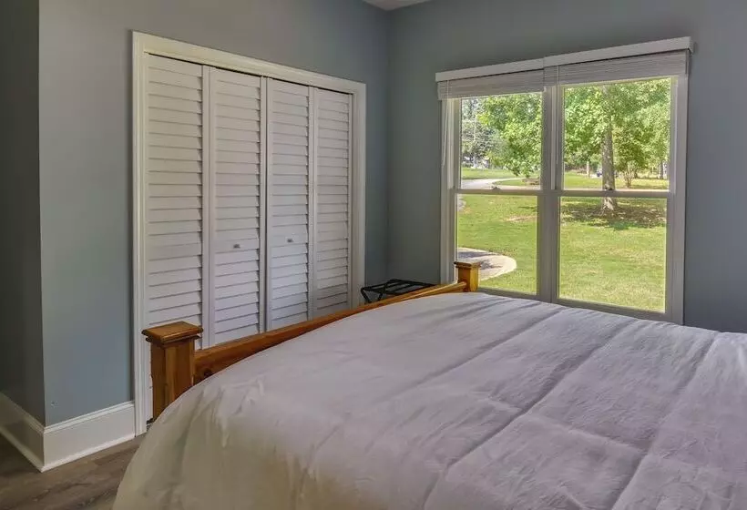 South Carolina Retreat W/ Fireplace & Lake Access!