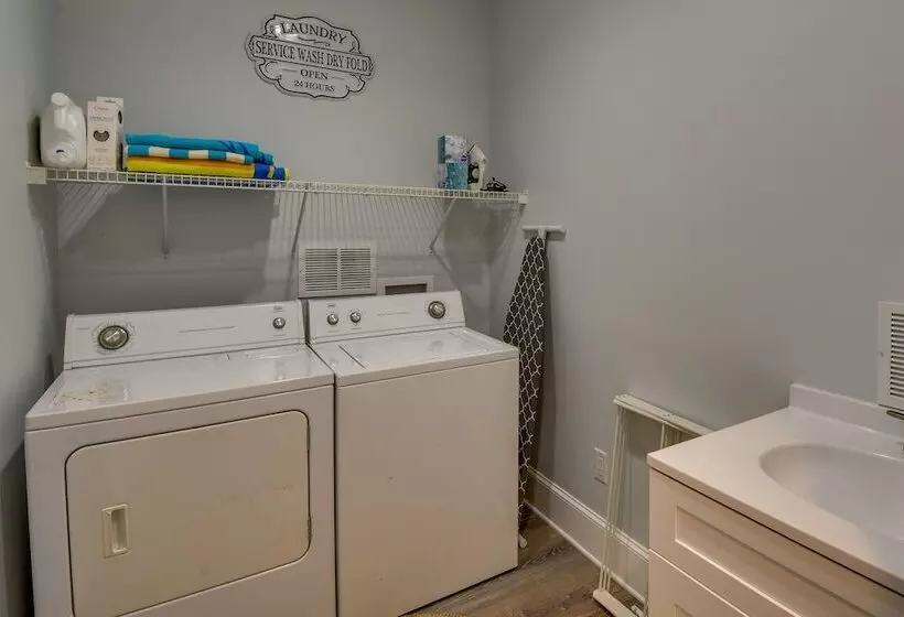 South Carolina Retreat W/ Fireplace & Lake Access!