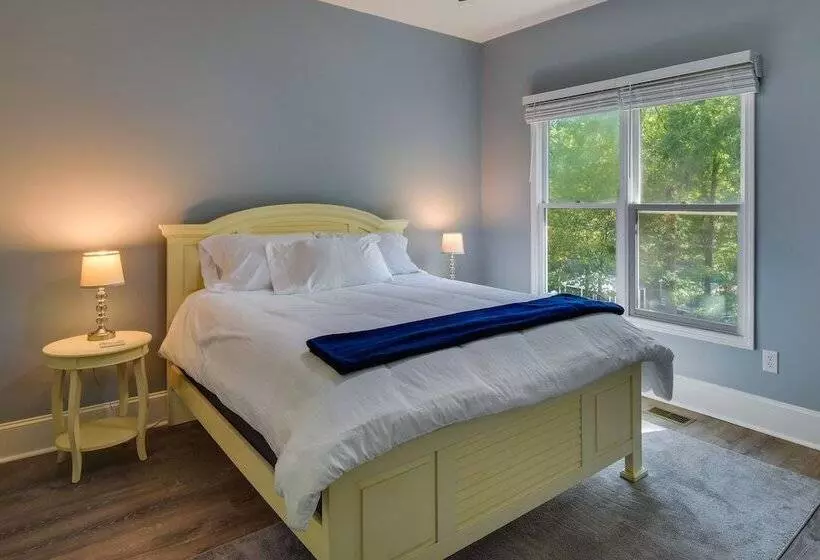 South Carolina Retreat W/ Fireplace & Lake Access!