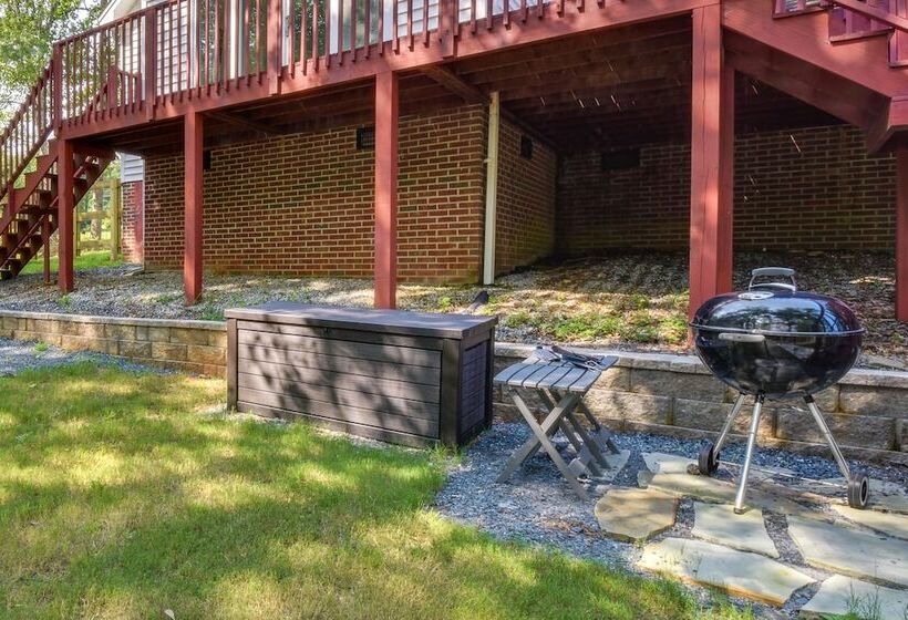 South Carolina Retreat W/ Fireplace & Lake Access!