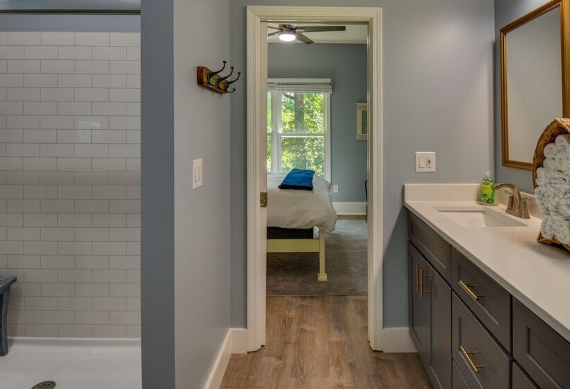 South Carolina Retreat W/ Fireplace & Lake Access!