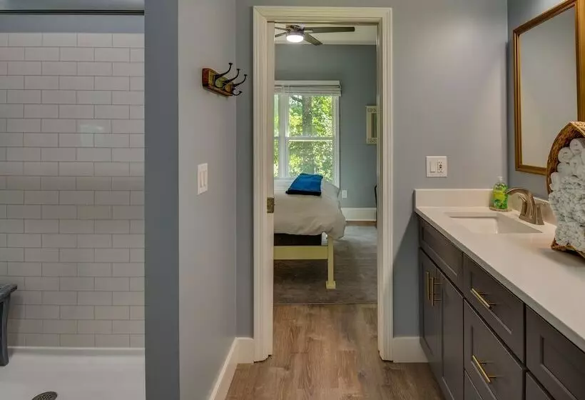 South Carolina Retreat W/ Fireplace & Lake Access!