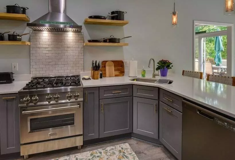 South Carolina Retreat W/ Fireplace & Lake Access!