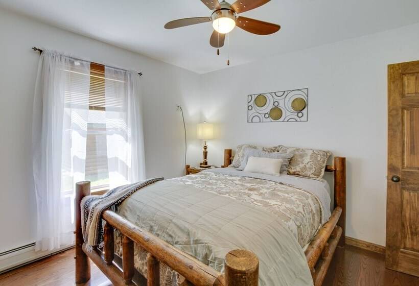 Spacious Cabin W/ Private Dock On Thompson Lake