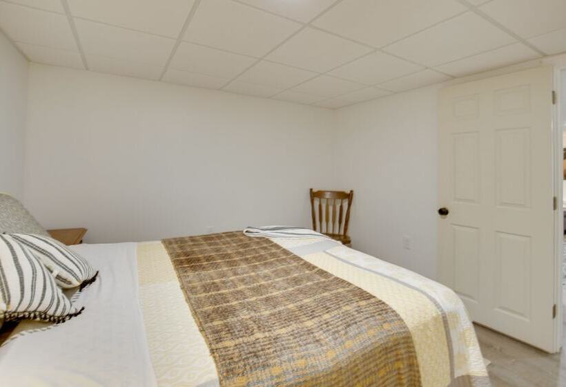 Spacious Cabin W/ Private Dock On Thompson Lake