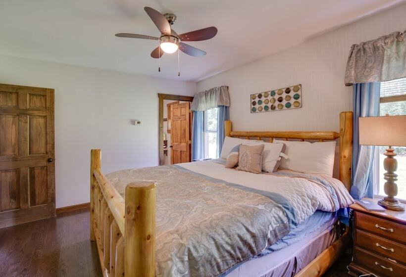 Spacious Cabin W/ Private Dock On Thompson Lake