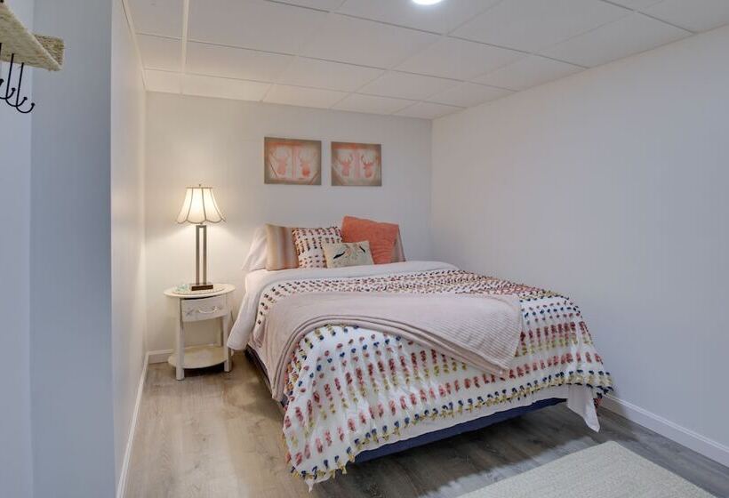 Spacious Cabin W/ Private Dock On Thompson Lake