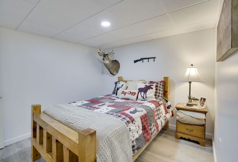 Spacious Cabin W/ Private Dock On Thompson Lake