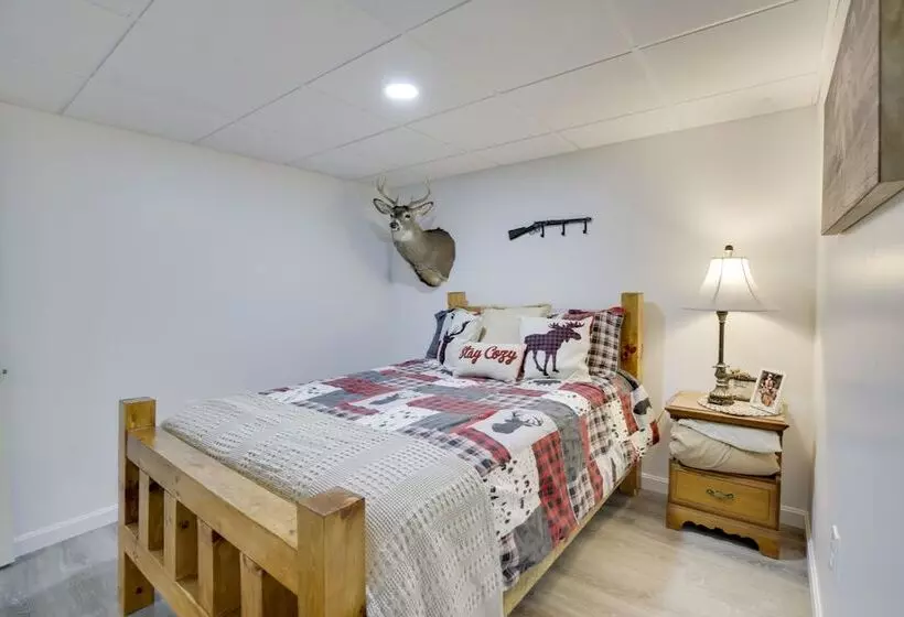Spacious Cabin W/ Private Dock On Thompson Lake