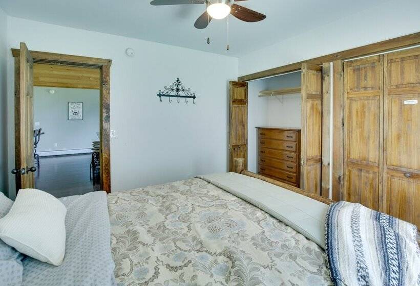 Spacious Cabin W/ Private Dock On Thompson Lake