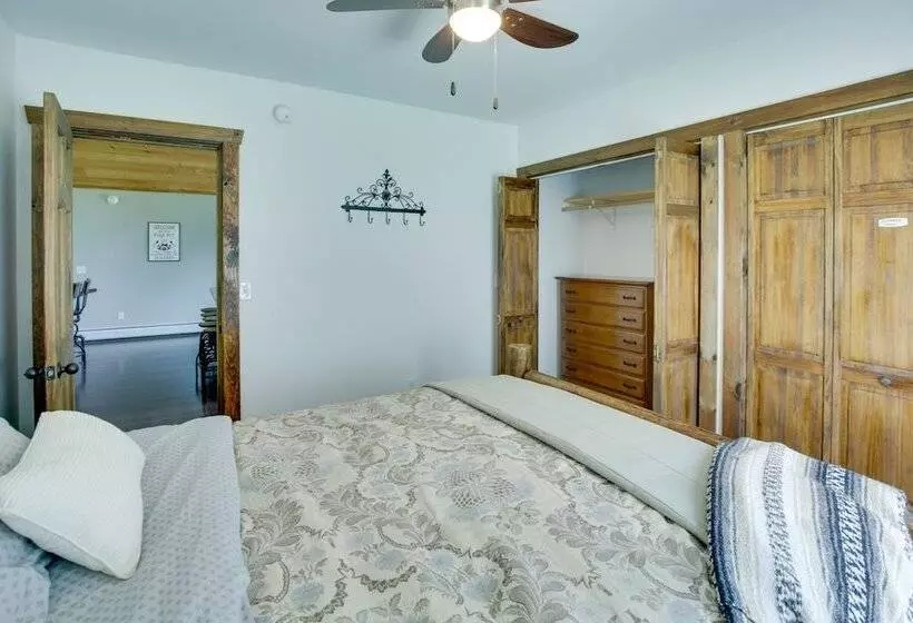 Spacious Cabin W/ Private Dock On Thompson Lake