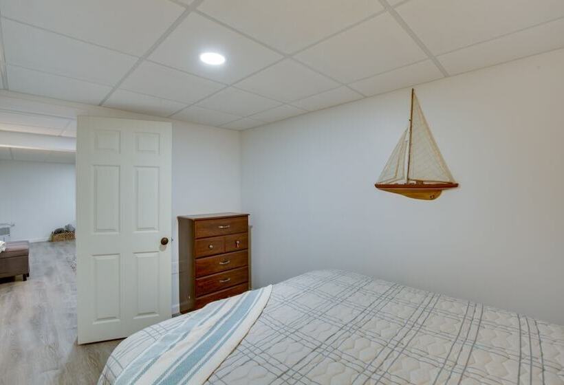 Spacious Cabin W/ Private Dock On Thompson Lake