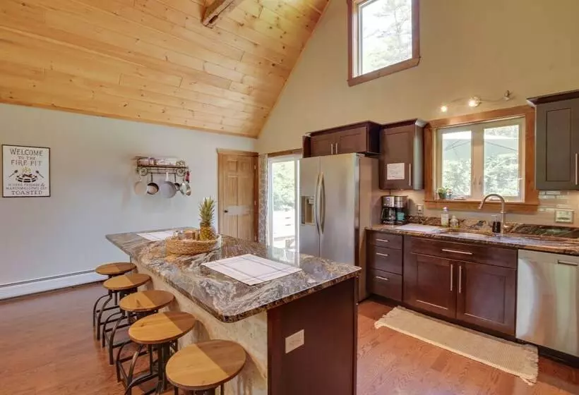 Spacious Cabin W/ Private Dock On Thompson Lake