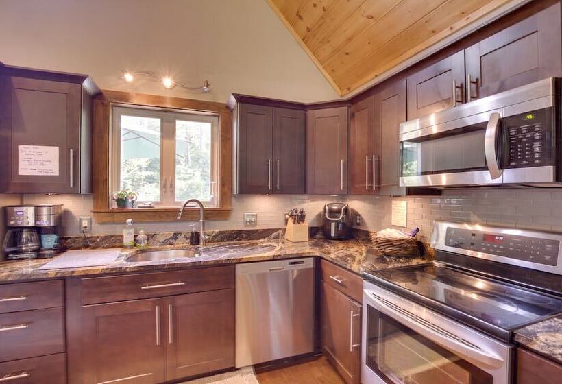 Spacious Cabin W/ Private Dock On Thompson Lake