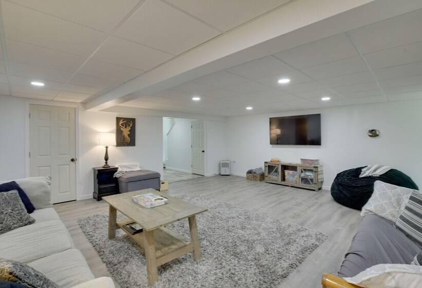 Spacious Cabin W/ Private Dock On Thompson Lake