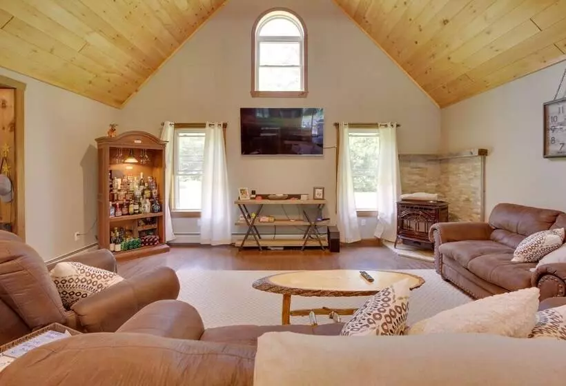 Spacious Cabin W/ Private Dock On Thompson Lake